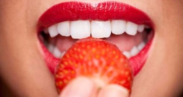 Почему зубы темнеют и как их отбелить с помощью народных рецептов